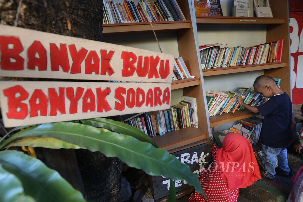 Anak-anak membaca buku di Bale Buku di perkampungan Gang Dendrit, RT 004 RW 008, Kecamatan Cakung, Jakarta Timur, Jumat (12/5/2023). Tempat ini dibuat untuk menumbuhkan minat membaca bagi anak-anak. Koleksi buku di tempat ini kini telah mencapai sekitar 500 buku. Bale ini berawal dari pos ronda yang disulap menjadi perpustakaan untuk anak-anak. 
