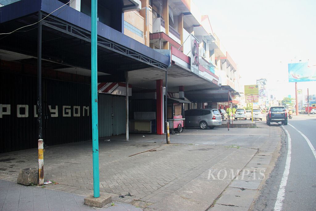 Beberapa warung kopi di Jalan Gajah Mada, Kota Pontianak, Kalimantan Barat, tutup pada Senin (31/3/2020) sejak pandemi Covid-19 merebak. Kalaupun ada yang buka, hanya melayani pembelian untuk dibawa pulang.