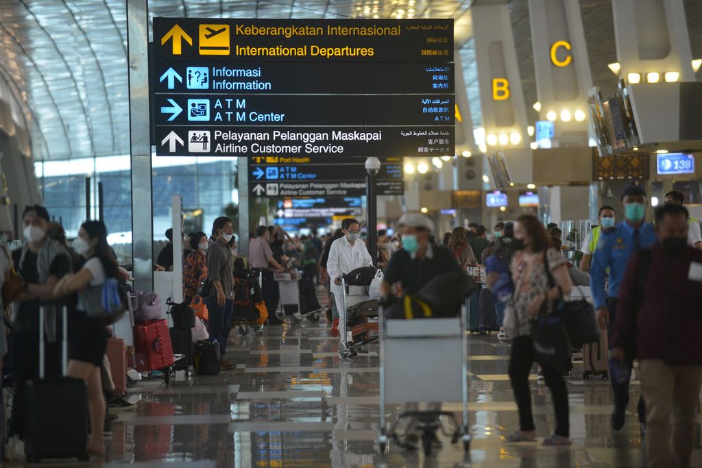 Calon penumpang pesawat memadati Terminal 3 Bandara Internasional Soekarno-Hatta, Tangerang, Banten, Selasa (20/12/2022). Kementerian Perhubungan memperkirakan puncak arus mudik periode Natal 2022 terjadi pada 23-26 Desember 2022.