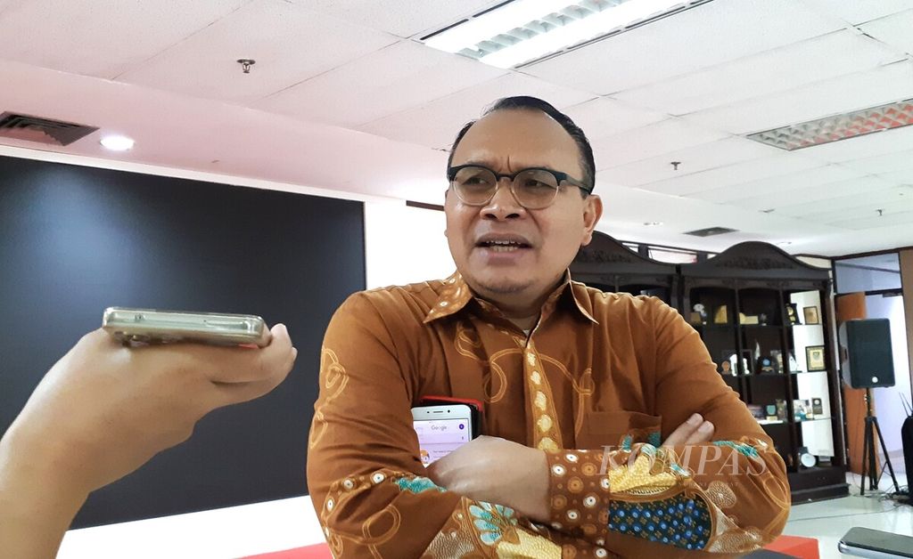 Anggota Ombudsman RI, Robert Na Endi Jaweng, menjawab pertanyaan wartawan terkait banyaknya peserta program Jaminan Kesehatan Nasional-Kartu Indonesia Sehat (JKN-KIS) tidak aktif, di Jakarta, Kamis (21/12/2023).