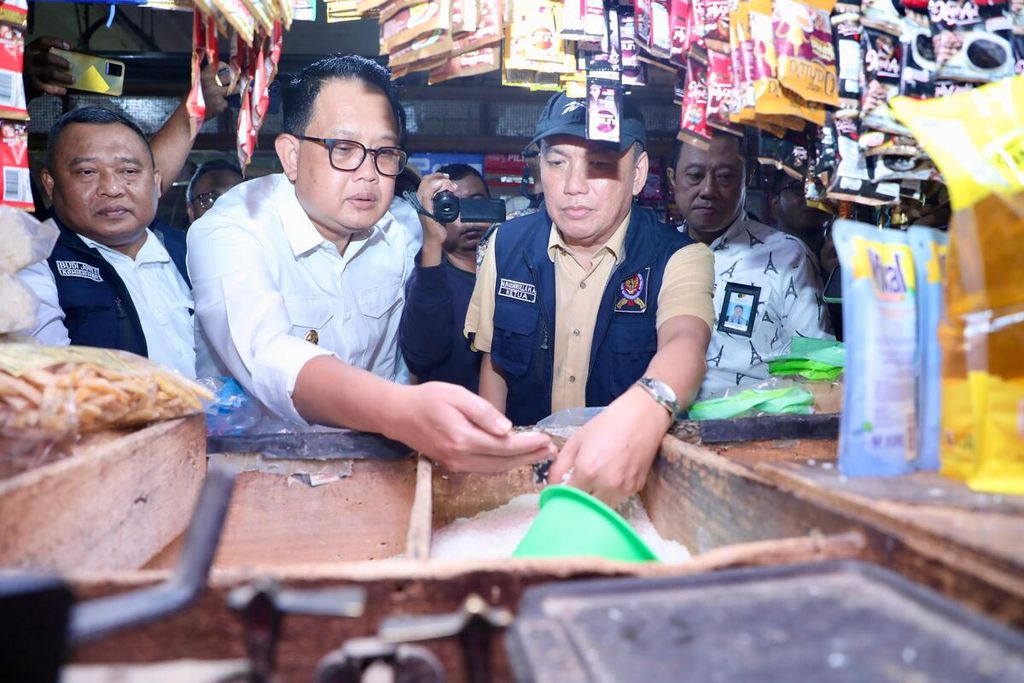 Penjabat Gubernur Jawa Timur Adhy Karyono mengecek harga beras di Pasar Larangan, Sidoarjo, Jawa Timur, Sabtu (17/2/2024). Harga beras masih terus naik meski stok dinyatakan aman dan tahan hingga enam bulan.