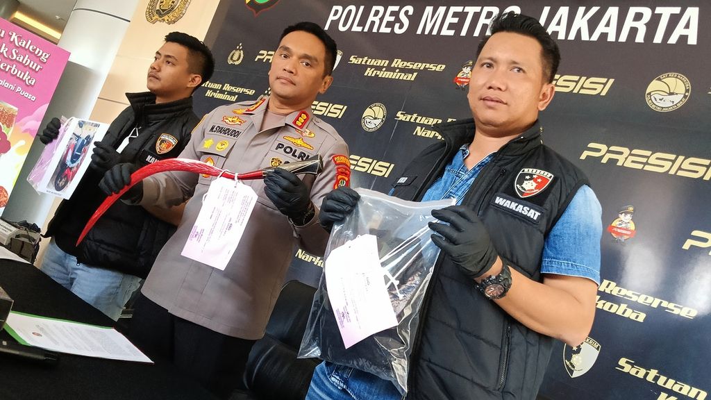 Kepala Kepolisian Resor Metro Jakarta Barat Komisaris Besar M Syahduddi menunjukkan senjata tajam yang digunakan pelaku dalam tindakan kekerasan jalanan yang menyebabkan korban jiwa, Kamis (4/5/2023). Pembacokan terjadi terjadi di Jalan Tomang Rata, Jatipulo, Palmerah, pada Kamis (27/4/2023).