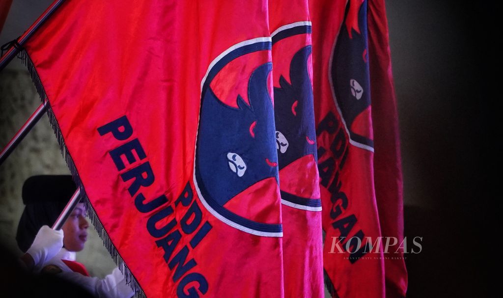 Deretan bendera PDI Perjuangan dalam pembukaan Pelatihan Nasional Tim Pemenangan Pilkada 2024 PDI-P di Hotel Seruni, Cisarua, Kabupaten Bogor, Jawa Barat, Jumat (9/8/2024). 