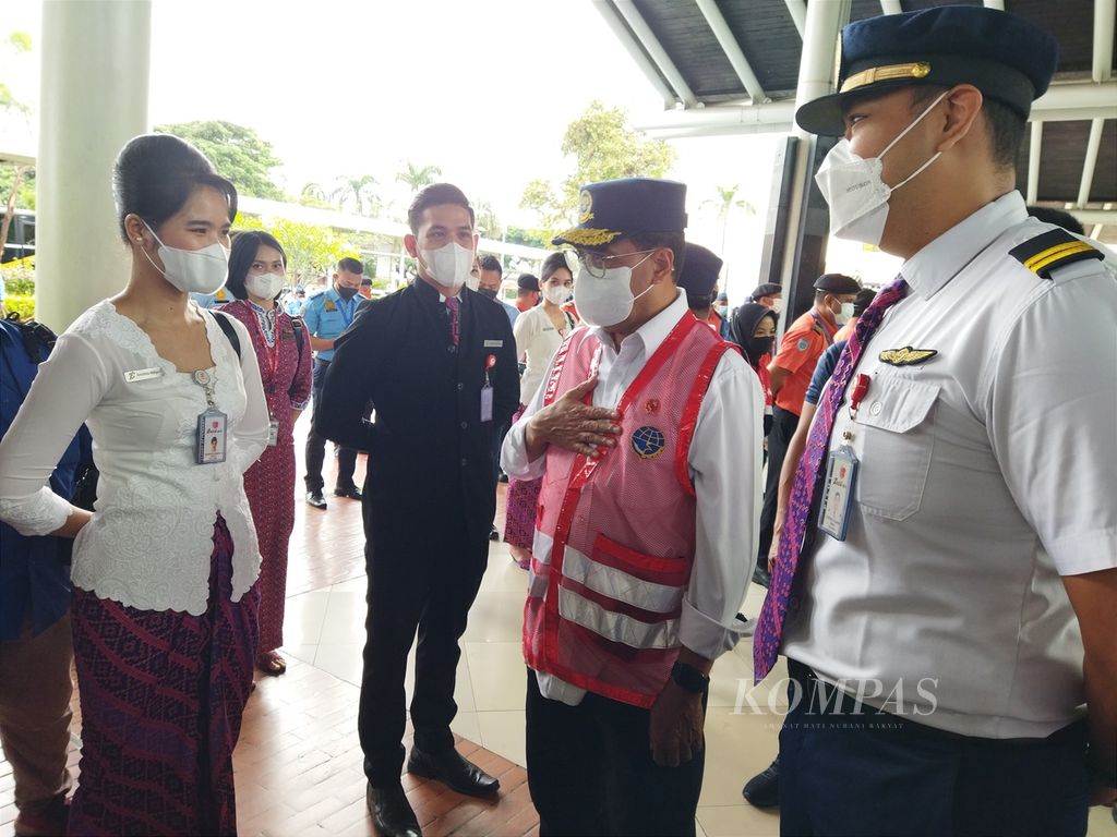 Menteri Perhubungan Budi Karya Sumadi menghampiri pramugari dan pilot seusai apel kesiapan mudik Lebaran 2022 di Terminal 1 Bandara Soekarno-Hatta, Minggu (24/4/2022).