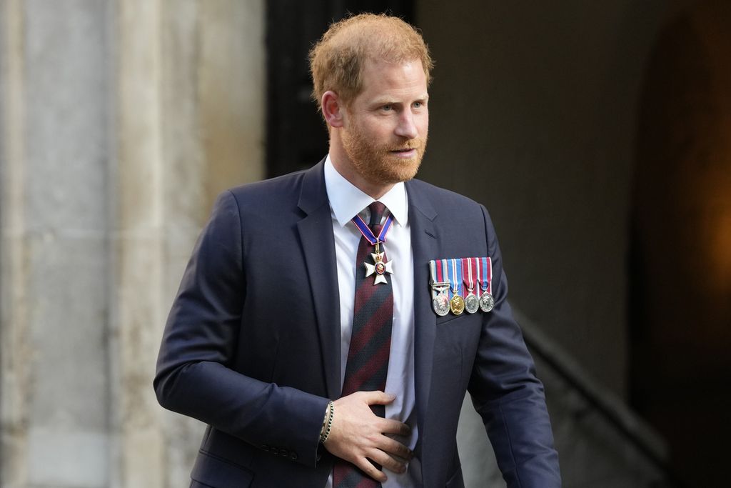 Pangeran Harry dari Inggris meninggalkan acara Thanksgiving ke-10 yang diselenggarakan Invictus Games Foundation di Katedral St Paul di London, pada 8 Mei 2024. 