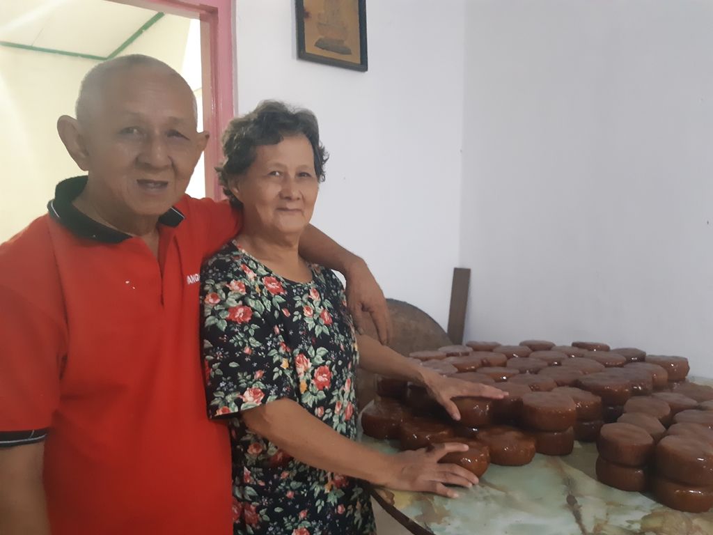 Mulyadi dan Hayati, pasangan suami istri sekaligus penerus kedua usaha kue keranjang di Kabupaten Purwakarta, Jawa Barat. Mereka masih setia menjalankan usaha ini tanpa melupakan tradisi.