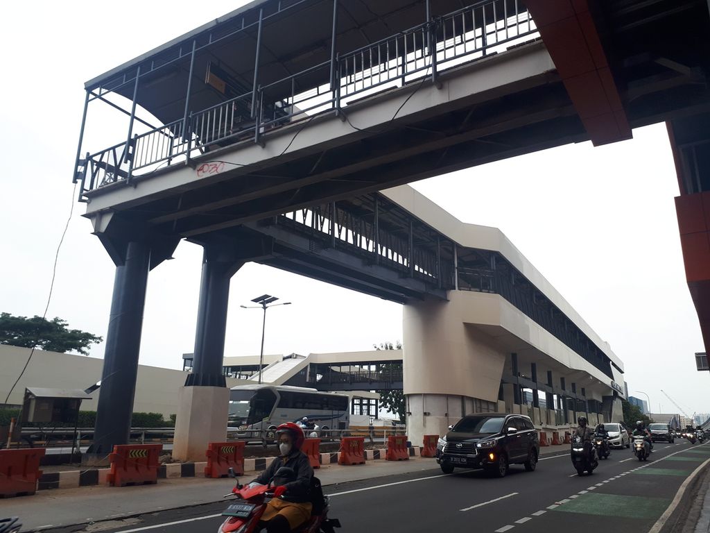  Jembatan di sisi selatan Halte Cikoko, Pancoran, Jakarta Selatan, Rabu (18/1/2023).