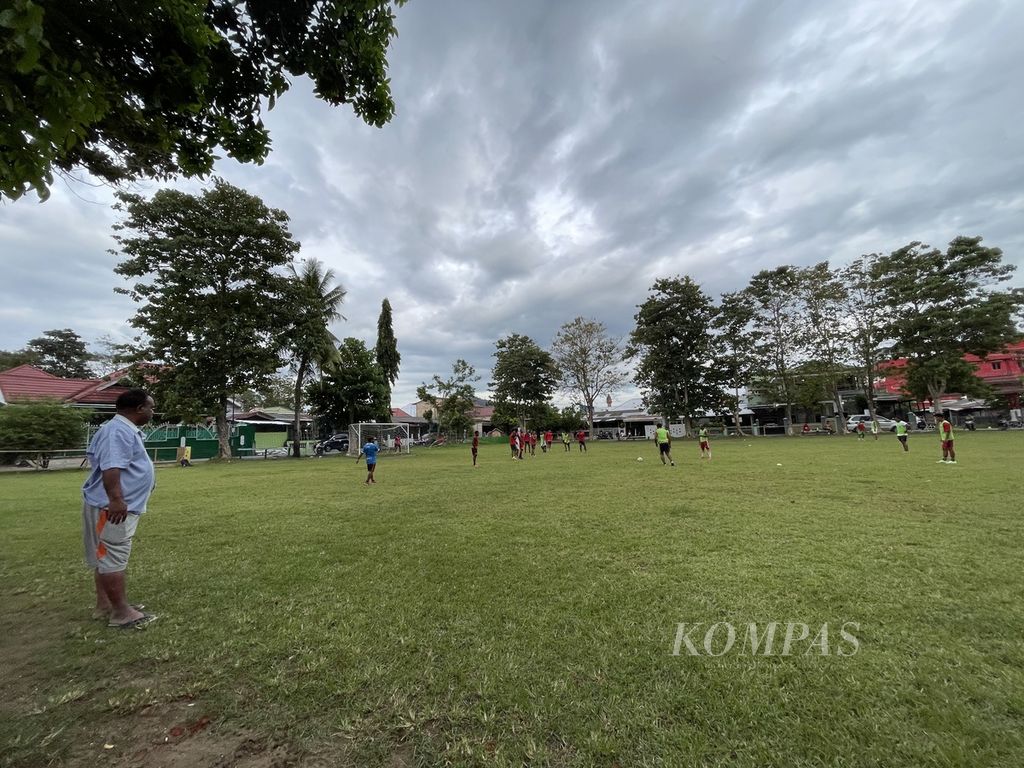 Suasana latihan Sekolah Sepak Bola Batik di Lapangan Cigombong, Distrik Abepura, Kota Jayapura, Papua, Jumat (16/2/2024).