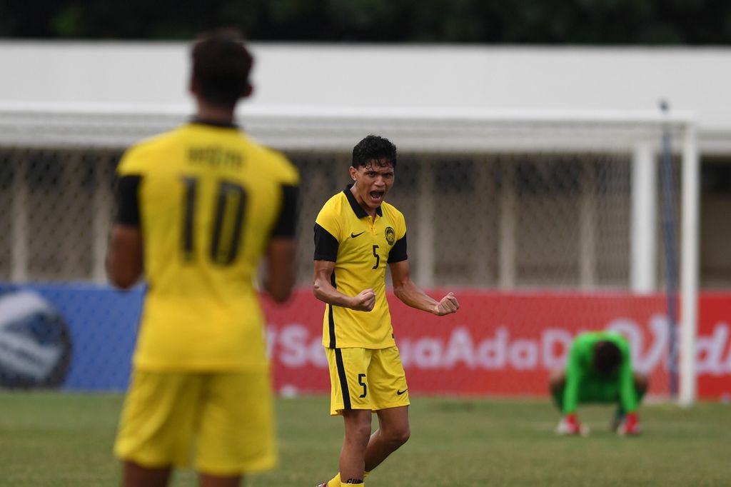Pesepak bola Malaysia U-19, Muhammad Faiz Amer Runnizar (tengah), meluapkan kegembiraan seusai laga melawan Kamboja U-19 dalam laga penyisihan grup Piala AFF U-19 di Stadion Madya Senayan, Jakarta, Selasa (5/7/2022). Malaysia kalah dari Laos, 0-1, dalam pertandingan terakhir Grup B Piala AFF U-19 di Stadion Patriot Candrabhaga, Kota Bekasi, Senin (11/7/2022).