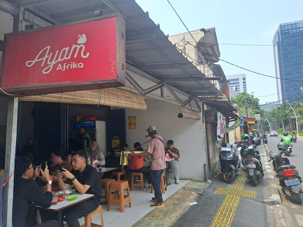 Kedai Ayam Afrika, di Menteng, Jakarta Pusat, ramai pelanggan pada Rabu (23/10/2024).