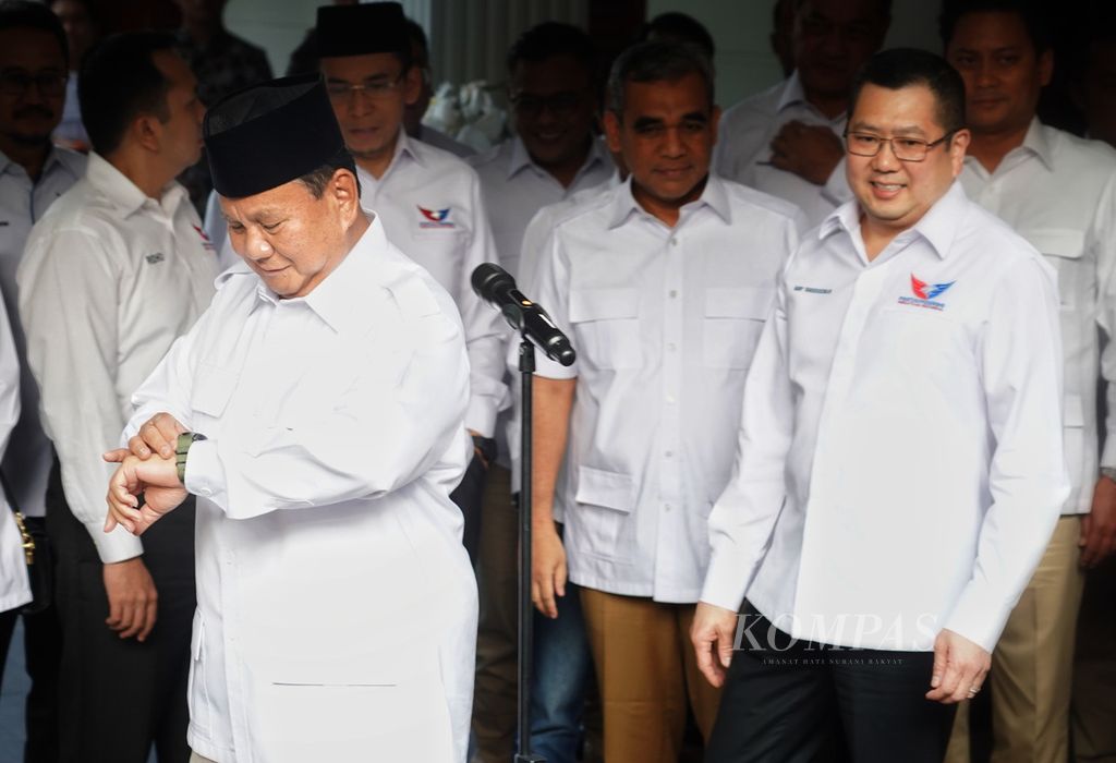 Ketua Umum Partai Gerindra Prabowo Subianto (kiri) melihat jam tangannya seusai menerima Ketua Umum Partai Perindo Hary Tanosoedibjo di rumah Prabowo di Jalan Kertanegara, Jakarta, Rabu (5/4/2023).