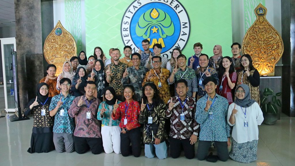 Universitas Negeri Malang (UM) secara resmi telah membuka program Indonesia Flagship Language Initiative (IFLI) 2023. Program hasil kerja sama UM dengan American Councils dan University of Wisconsin tersebut diharapkan menjadi ajang pembelajaran bahasa dan budaya, serta memperkuat hubungan kerja sama kedua negara.