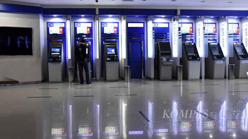 Nasabah melakukan transaksi melalui gerai ATM BCA yang berada di salah satu mal di Jakarta, Kamis (5/8/2021).