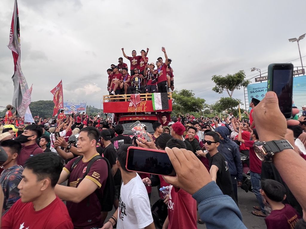 Suporter menyambut tim kesayangan di kawasan CPI, Kota Makassar, Senin (17/4/2023) sore. Arak-arakan dilakukan di sejumlah ruas jalan utama untuk merayakan kemenangan PSM Makassar dalam BRI Liga I musim 2022-2023.