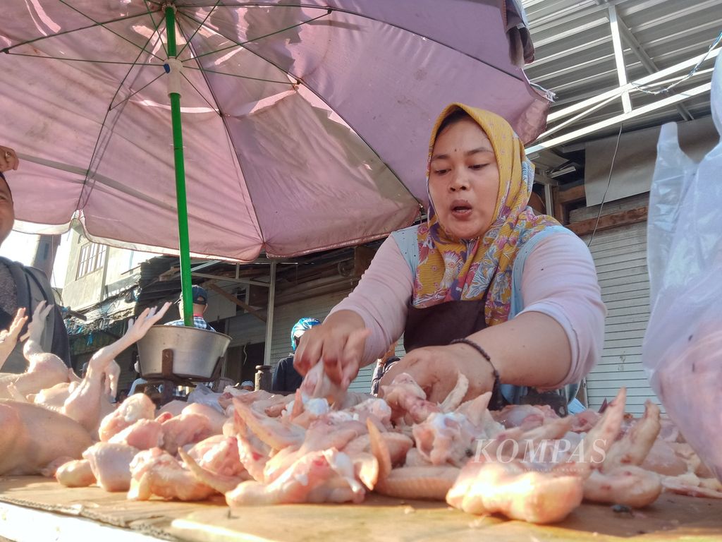Pedagang menyiapkan ayam potong di Pasar Besar Palangkaraya, Kalimantan Tengah, Sabtu (3/6/2023).