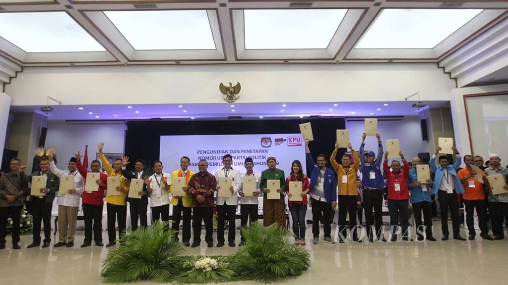 Komisi Pemiliham Umum (KPU) melaksanakan pengundian dan penetapan nomor urut partai politik peserta Pemilihan Umum 2019, di kantor KPU, Jakarta, Minggi (18/2/2018) malam.