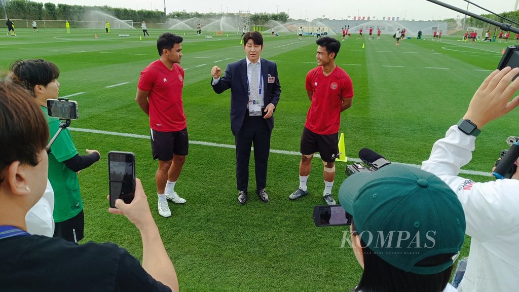 Pemain Indonesia, Asnawi Mangkualam (kiri) dan Pratama Arhan (kanan), diwawancarai televisi Korea Selatan sebelum memulai latihan di lapangan Al Egla Training Facility di Lusail, Qatar, Sabtu (27/1/2024). 
