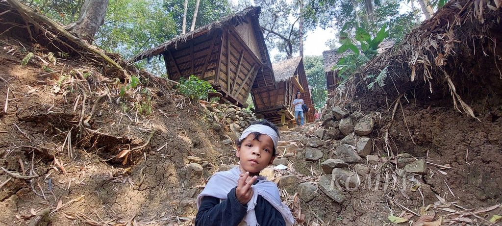 Narwan, bocah Baduy dalam, melintas di permukiman Baduy Luar di Desa Kanekes, Lebak, Banten, Sabtu (30/9/2023). Ia berusia delapan tahun. 