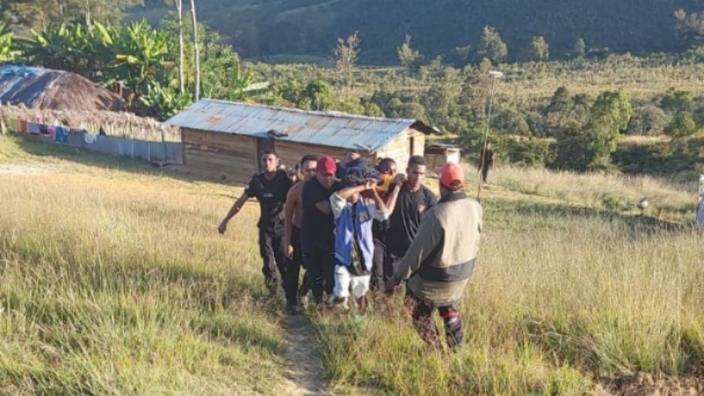 Aparat keamanan bersama warga membawa jenazah Brigadir Dua Diego Rumaropen yang tewas dibacok di daerah Napua, Kabupaten Jayawijaya, Papua, Sabtu (18/6/2022).