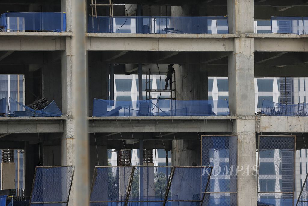 Pekerja menyelesaikan pembangunan konstruksi gedung di kawasan Antasari, Cilandak, Jakarta Selatan, Rabu (16/11/2022). Dana Moneter Internasional (IMF) menyebut Indonesia sebagai titik terang di tengah suramnya prospek ekonomi global. 