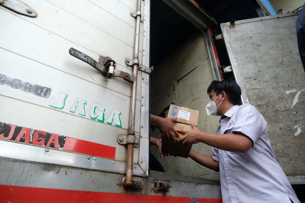 Petugas Badan Pengawasan Obat dan Makanan memindahkan barang bukti obat sirop yang yang tidak memenuhi syarat di kawasan PT Yarindo Farmatama, Serang, Banten, Senin (31/10/2022). 