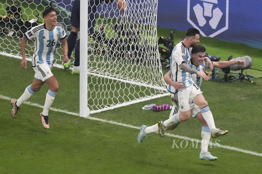 Penyerang muda Argentina, Julian Alvarez (kanan), dirangkul Lionel Messi setelah mencetak gol ke gawang Kroasia pada laga semifinal Piala Dunia Qatar 2022 di Stadion Lusail, Qatar, Rabu (14/12/2022) dini hari WIB. Alvarez mencetak dua gol dan membawa Argentina mengalahkan Kroasia, 3-0. 