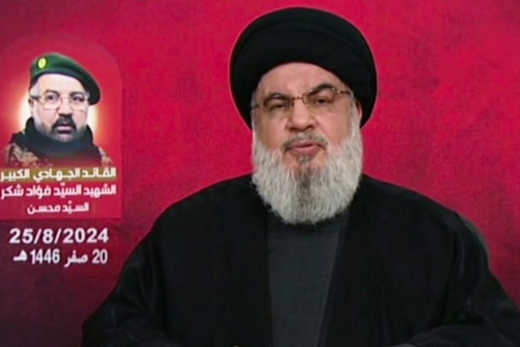 Foto yang diambil dari siaran TV Al-Manar milik Hezbollah pada Minggu (25/8/2024) memperlihatkan Pemimpin Hezbollah Sayyed Hassan Nasrallah saat berpidato melalui televisi dari lokasi yang dirahasiakan. 