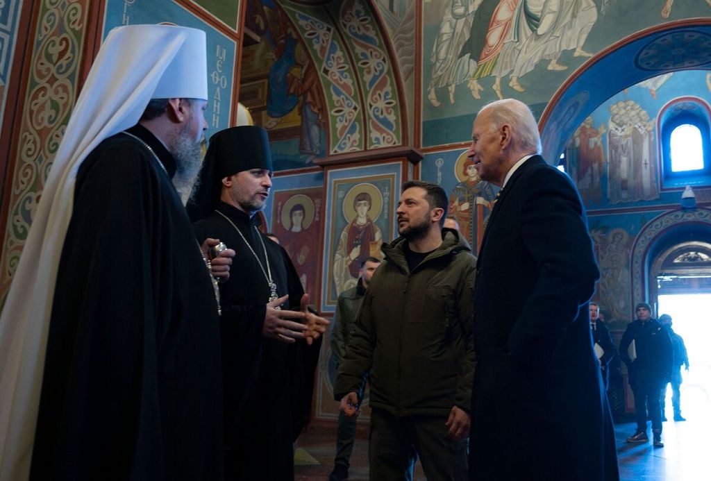 Foto yang diambil dan dirilis oleh Biro Pers kepresidenan Ukraina ini menunjukkan Presiden Amerika Serikat Joe Biden (kanan) dan Presiden Ukraina Volodymyr Zelenskyy mengunjungi Katedral Santo Michael di Kyiv, Ukraina, 20 Februari 2023. (Photo by Handout / UKRAINIAN PRESIDENTIAL PRESS SERVICE / AFP) 