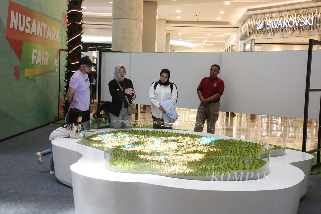 Pengunjung melihat maket kawasan Ibu Kota Nusantara yang dipamerkan dalam Nusantara Fair di Kota Kasablanka Mall di Jakarta, Jumat (26/1/2024).  