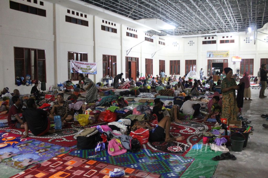 Setidaknya 250 pengungsi beraktivitas di GOR Desa Kumpai Batu Atas, Kabupaten Kotawaringin Barat, Kalteng, Minggu (30/10/2022).