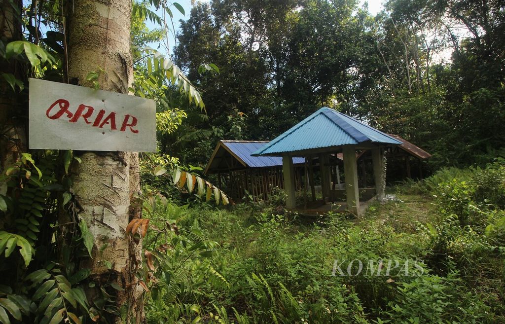 Plang tanda pemetaan kawasan adat secara partisipatif dipasang di Distrik Konda, Kabupaten Sorong Selatan, Papua Barat Daya, Kamis (27/7/2023). Pemetaan ini diharapkan mendukung pengelolaan hutan secara lestari oleh masyarakat adat.