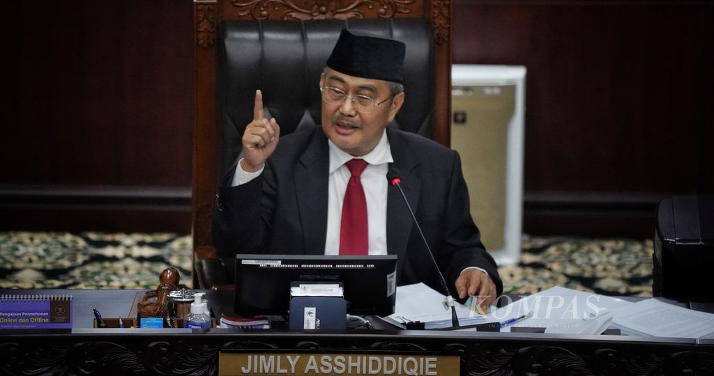 Pemimpin sidang Majelis Kehormatan Mahkamah Konstitusi Jimly Asshiddiqie saat memaparkan alasan-alasan pengambilan amar putusan pada sidang putusan etik yang digelar Majelis Kehormatan Mahkamah Konstitusi (MKMK) di Gedung Mahkamah Konstitusi, Jakarta, Selasa (7/11/2023). Majelis Kehormatan Mahkamah Konstitusi (MKMK) memutuskan mencopot jabatan Anwar Usman sebagai Ketua Mahkamah Konstitusi. Pencopotan jabatan Anwar Usman ini terkait dirinya mengetuk palu putusan perkara Nomor 90/PUU-XXI/2023. 