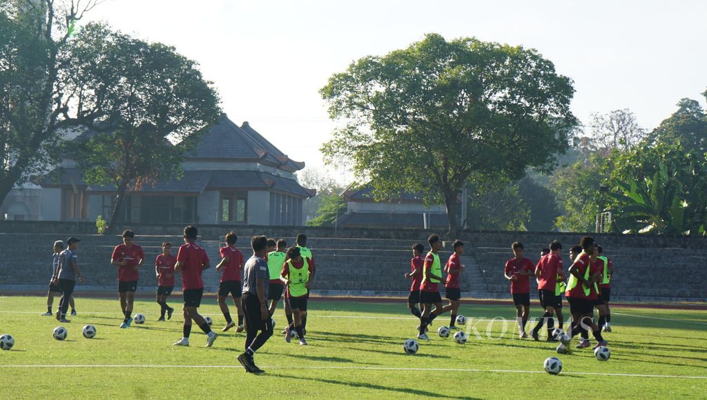Para pemain tim U-17 Indonesia sedang berlatih di Stadion Sriwedari, Kota Surakarta, Jawa Tengah, Jumat (11/8/2023). Tim itu dipersiapkan tampil di Piala Dunia U-17 2023 Indonesia. 