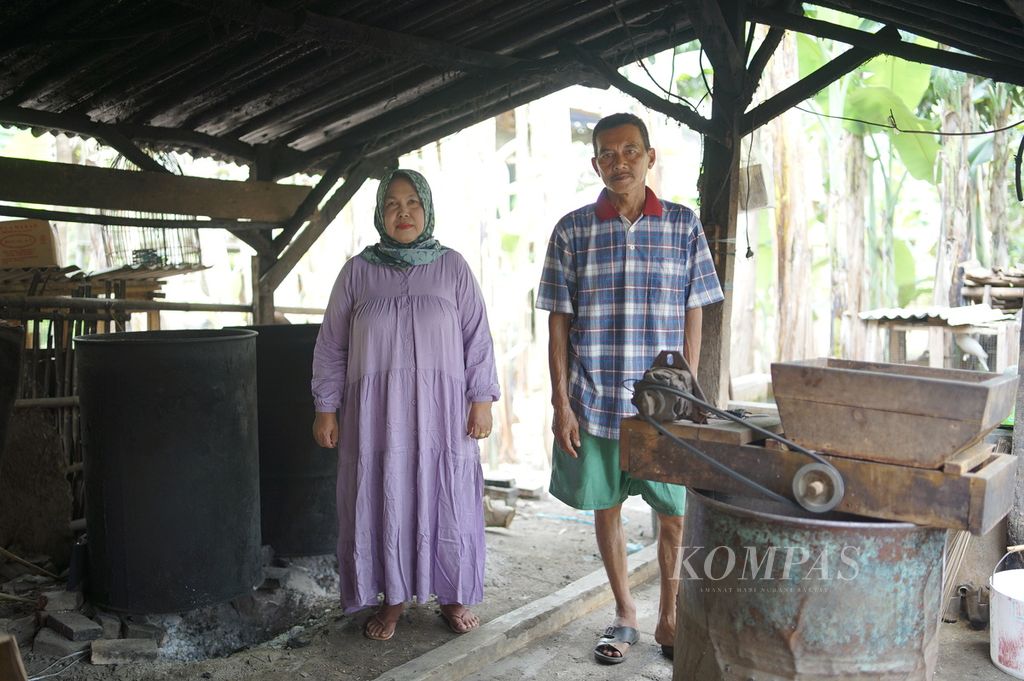 Suryanah (53) dan Jasuta (55), pasangan suami istri pemilik usaha tempe rumahan, saat ditemui di gubuk pengolahan tempe di kampungnya, Kampung Masigit, Curugmanis, Serang, Banten, pada Jumat (10/11/2023). Suryanah telah setidaknya lima kali mendapatkan pinjaman dana usaha dari perusahaan tekfin pinjaman daring Amartha.