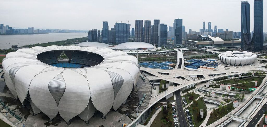 Foto udara tanggal 1 April 2022 memperlihatkan stadion utama (kiri) dan arena tenis di Hangzhou, sebelah timur Provinsi Zhejiang, China, yang akan digunakan untuk pertandingan Asian Games 2022. 