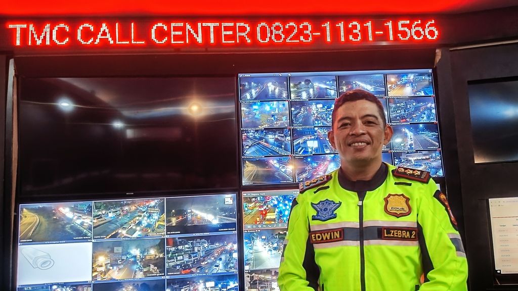 Wakil Direktur Lalu Lintas Polda Jawa Barat Ajun Komisaris Besar Edwin Affandi saat ditemui di TMC Polres Bogor di simpang Gadog, Kabupaten Bogor, Minggu (14/2024) dini hari.