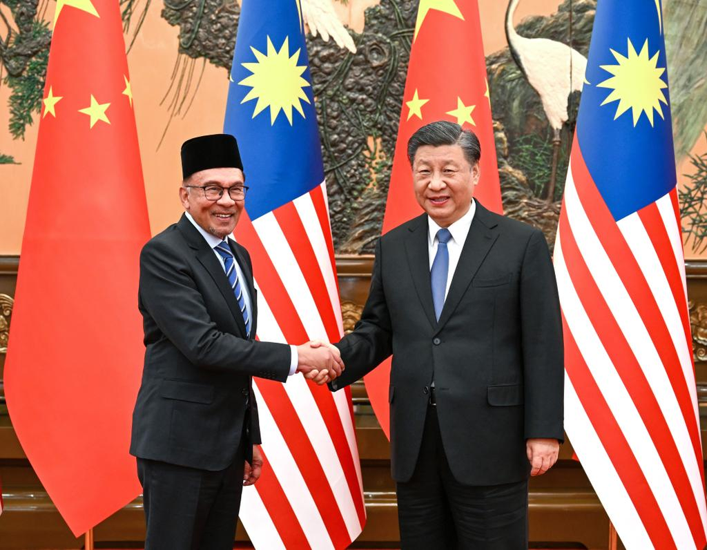 Presiden China Xi Jinping menyambut Perdana Menteri Malaysia Datuk Seri Anwar Ibrahim di Balai Agung Rakyat di Beijing, China, 31 Maret 2023.