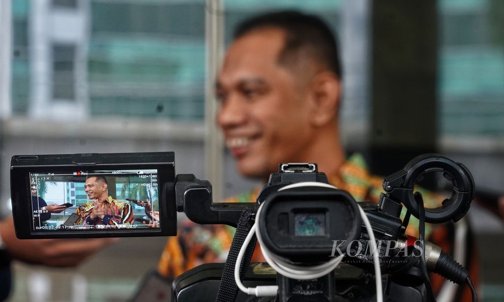 Wakil Ketua KPK Nurul Ghufron seusai diperiksa Dewan Pengawas KPK di Gedung KPK, Jakarta, Selasa (14/5/2024). Ghufron dinyatakan melanggar etik dan mendapat sanksi kategori sedang.