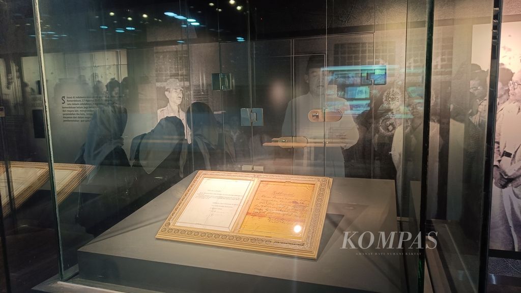 Replika naskah proklamasi yang dibacakan Presiden dan Wakil Presiden pertama RI, Soekarno dan Mohammad Hatta, tersimpan di Gedung Arsip Nasional Republik Indonesia (ANRI), Jakarta, Rabu (18/10/2023).