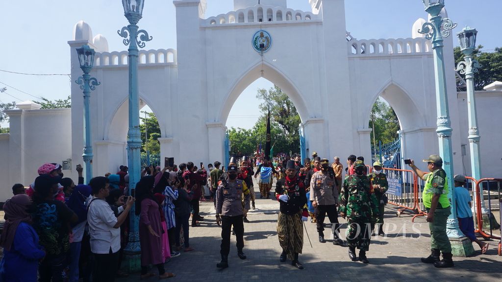 Arak-arakan abdi dalem yang membawa sejumlah gunungan memasuki kompleks Masjid Agung Keraton Kasunanan Surakarta dalam perayaan Garebek Besar di Kota Surakarta, Jawa Tengah, Minggu (10/7/2022). 