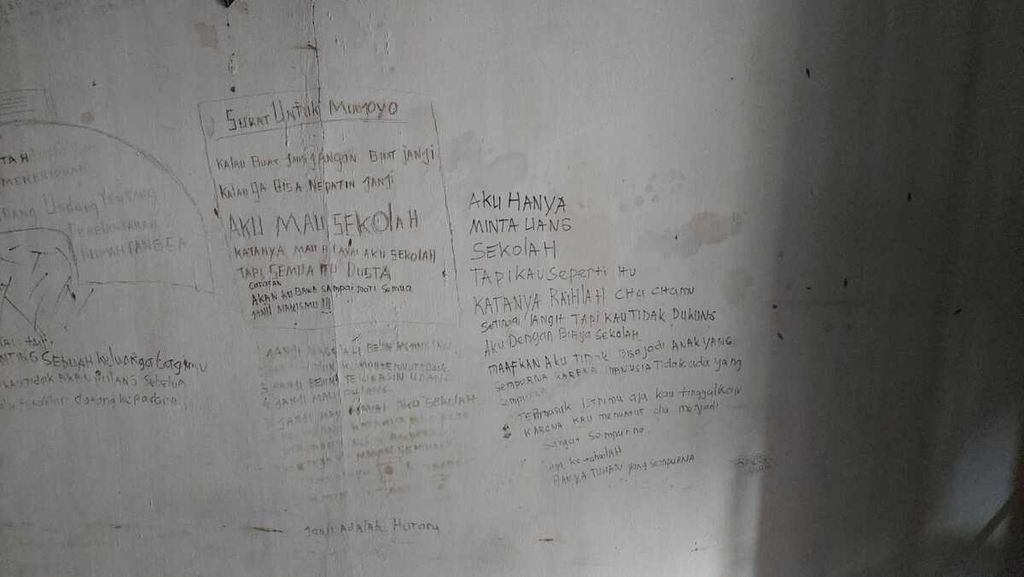 Tampak tulisan dinding yang diduga dibuat Elia Imanuel Putra (24) di sebuah rumah di Kompleks Tani Mulya, Kabupaten Bandung Barat. Di rumah itulah ditemukan dua kerangka manusia oleh ayah Elia bernama Mudjoyo Tjandra pada Senin (29/7/2024).