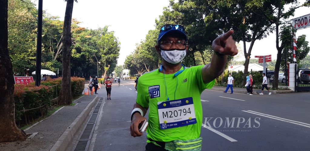 Yogi Irawanto (56), peserta Borobudur Marathon 2020, tengah mengejar target jarak untuk lari setengah maraton di Gelora Bung Karno, Jakarta, Minggu (15/11/2020). Sekitar 9.000 peserta turut dalam ajang lari virtual demi mencegah penularan Covid-19.