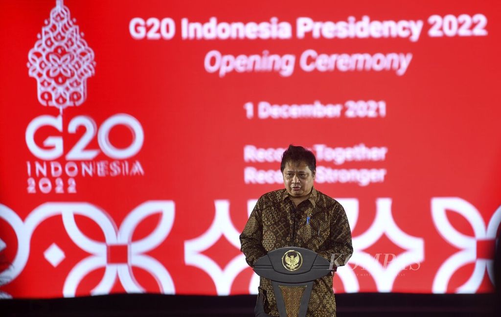 Menteri Koordinator Bidang Perekonomian Airlangga Hartarto memberikan sambutan dalam pembukaan Presidensi G20 Indonesia di Taman Lapangan Banteng, Jakarta, Rabu (1/12/2021). Indonesia secara resmi memegang presidensi G-20 dengan mengusung misi bertema ”Recover Together, Recover Stronger” selama setahun penuh terhitung mulai dari 1 Desember 2021 hingga Konferensi Tingkat Tinggi G-20 pada November 2022. Dalam pidato pembukaan secara virtual, Presiden Joko Widodo menyatakan Indonesia akan terus mendorong negara-negara G20 untuk menghasilkan terobosan-terobosan besar, membangun kolaborasi, dan menggalang kekuatan. 