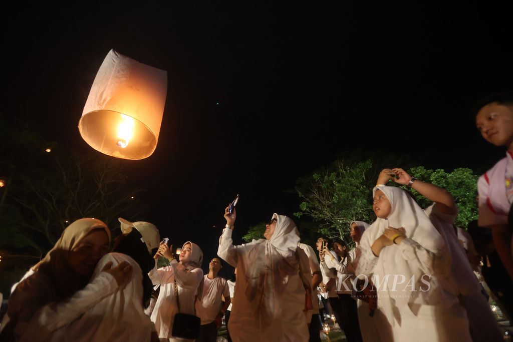 The flight of lanterns is one form of expressing prayer and hope.