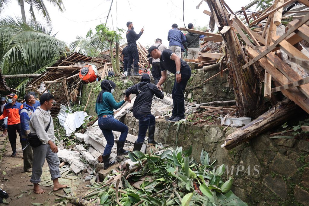 Sejumlah rumah rusak akibat bencana tanah longsor di Dusun Blembem, Desa Candirejo, Kecamatan Semin, Kabupaten Gunungkidul, Daerah Istimewa Yogyakarta, Sabtu (19/11/2022).