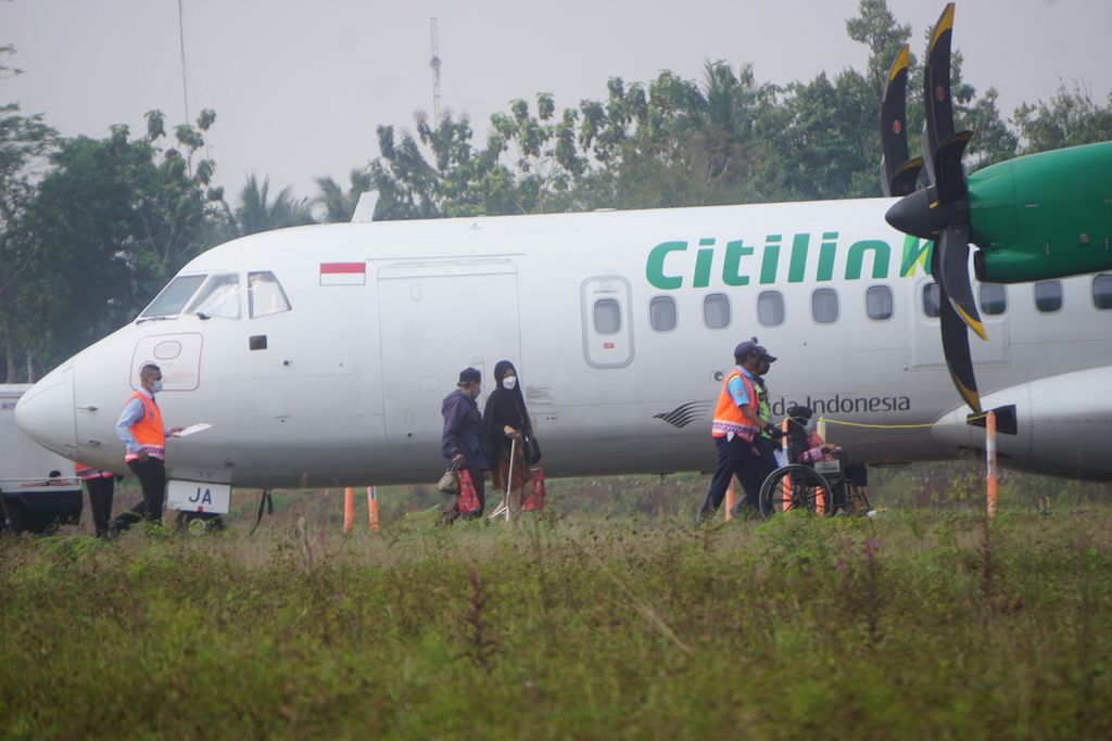 Penumpang naik ke pesawat Citilink untuk terbang ke Halim Perdana Kusuma dari Bandar Udara Jenderal Besar Soedirman di Lanud Wirasaba, Purbalingga, Jawa Tengah, Kamis (3/6/2021).