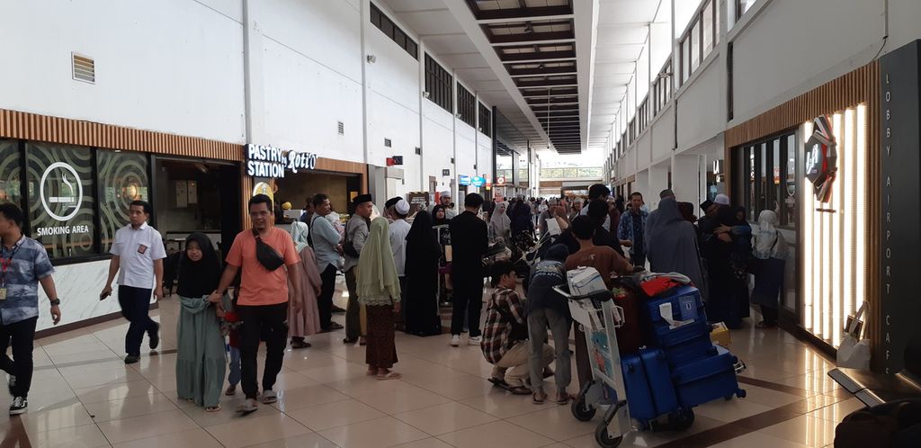Suasana penumpang di Bandara Juanda, Surabaya, Selasa (4/7/2023). 