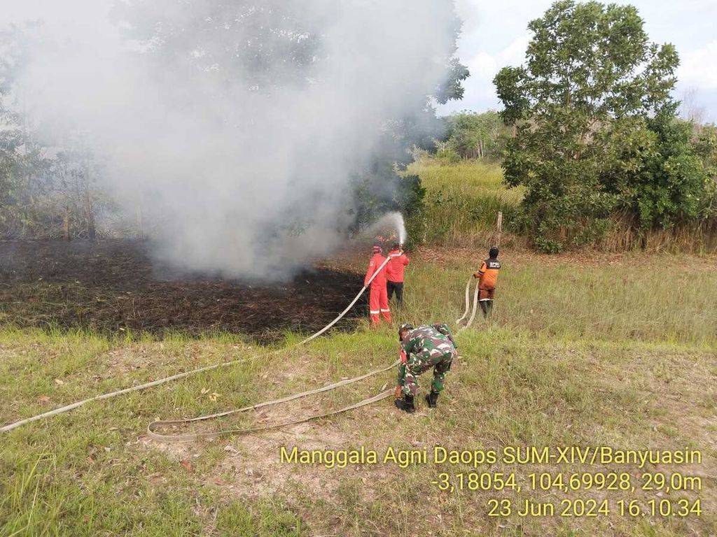 Personel Manggala Agni Daops Sumatera XIV Banyuasin melakukan pemadaman kebakaran lahan di kawasan Indralaya, Kabupaten Ogan Ilir, Sumatera Selatan, Minggu (23/6/2024) petang.