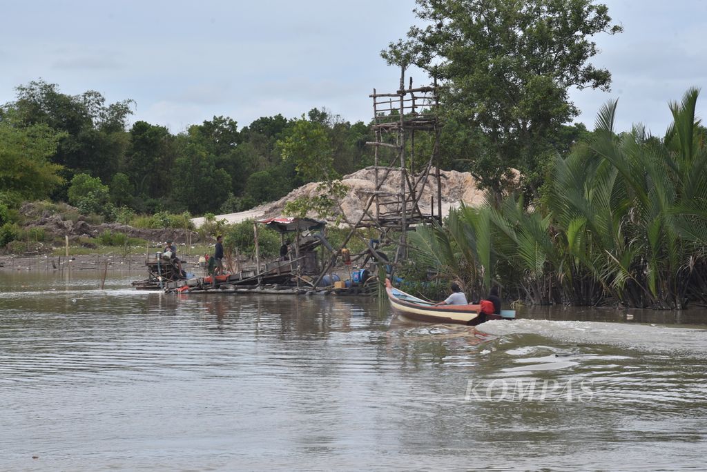 Illegal tin mining continues to take place around the fishing village of Pangkal Arang, Pangkal Balam District, Pangkal Pinang City, Bangka Belitung Islands Province on Wednesday (24/4/2024). The revelation of a case of alleged corruption in tin management permits (IUP) in PT Timah 2015-2022, which resulted in state losses of Rp271 trillion, apparently did not have a significant deterrent effect.