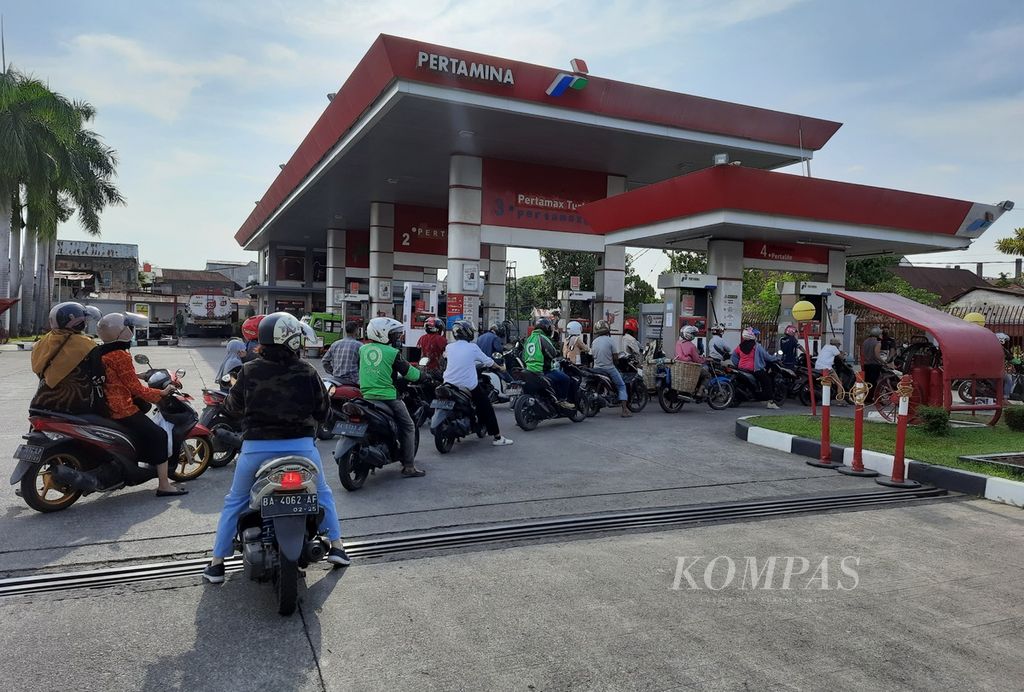 Belasan pengendara sepeda motor mengantre di SPBU Jati, Kecamatan Padang Timur, Padang, Sumatera Barat, Selasa (5/4/2022). 